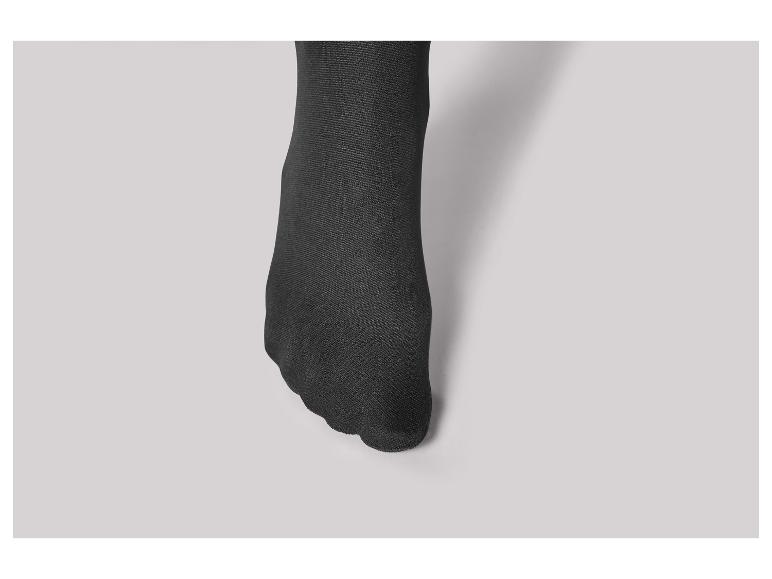 Nahaufnahme von schwarzen Socken.