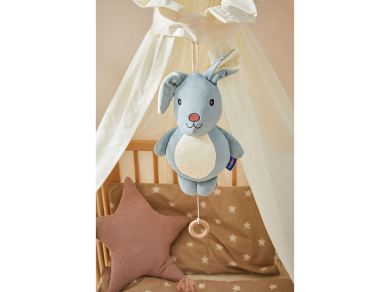Ein blauer Kaninchen-Mobile über einem Babybett.