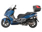 Ein blauer Sym Joymax Scooter mit Topcase.