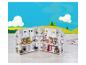 Karton-Puppenhaus mit Miniaturmöbeln, vor einem gezeichneten Landschaftshintergrund.
