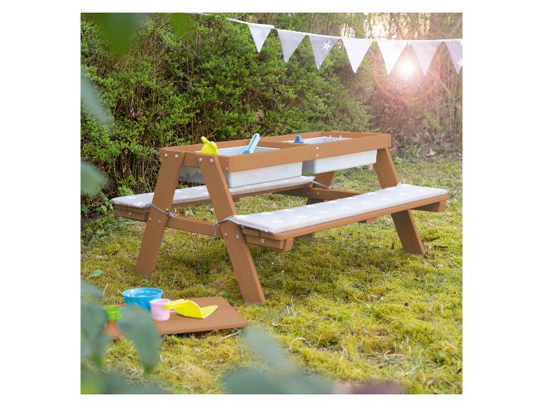 Hölzerner Kinder-Picknicktisch mit zwei Sand-/Wasserbehältern und Sternenkissen.
