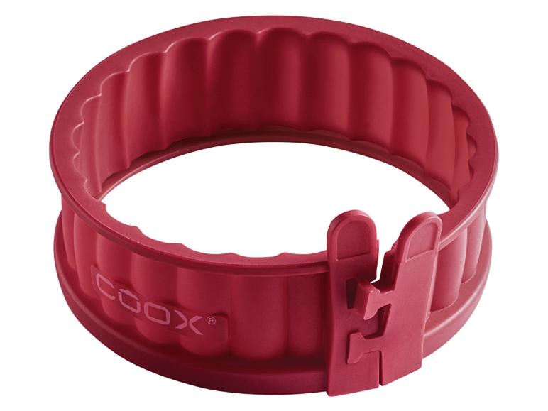 Eine rote Silikonbackform von Cook mit verstellbarem Durchmesser.