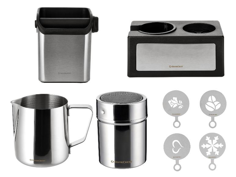 SilverCrest Kaffeezubehör-Set: Abschlagbehälter, Tamperstation, Milchkännchen, Streuer und Schablonen.