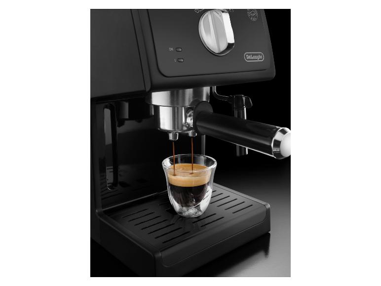 Schwarze De'Longhi Espressomaschine brüht Kaffee in eine Glastasse.
