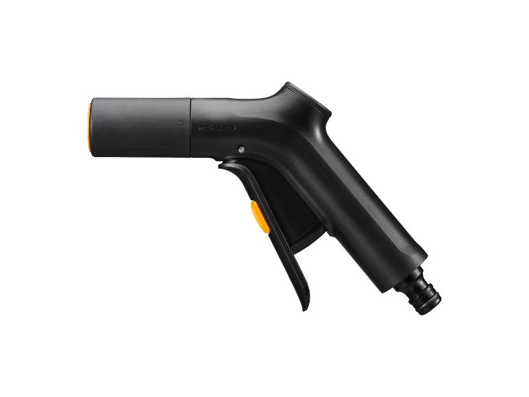 Schwarze Sprühpistole mit orangefarbenen Akzenten, schräg dargestellt.