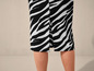 Ein schwarzer und weißer Zebra-Druckrock.