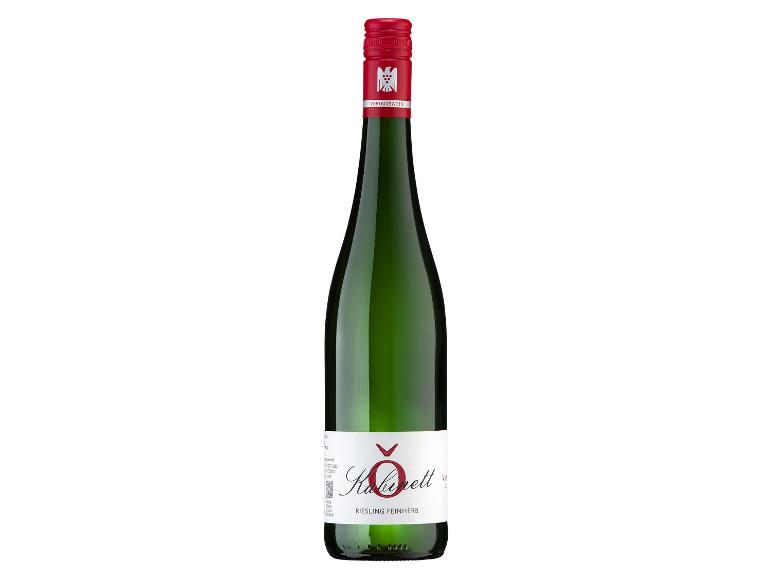 Weißweinflasche mit rotem Verschluss und Etikett mit der Aufschrift „Kabinett Riesling Feinherb“.