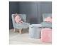 Zwei hellblaue Kinderstühle mit rosa Hasen- und Wolkenkissen sowie zwei Poufs.