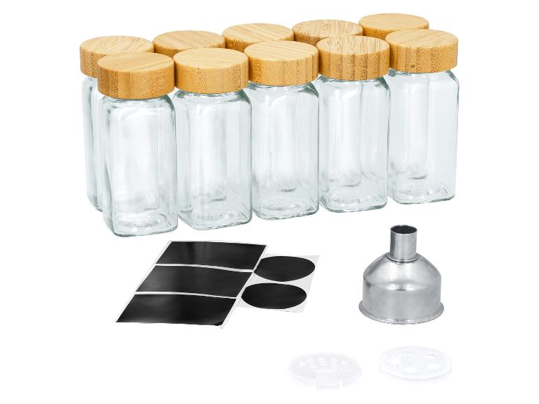 Gewürzgläser-Set aus Glas mit Bambusdeckeln, Trichter und Etiketten.