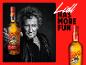Rod Stewart hält eine Flasche Wolfie's Blended Scotch Whisky, mit Lidl-Logo und dem Text „HAS MORE FUN“ im Hintergrund.
