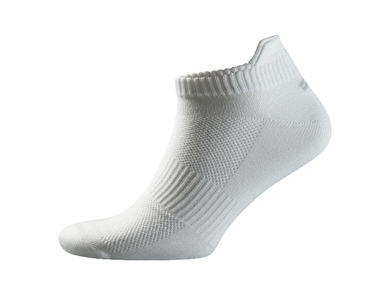 Kurze weiße Sportsocken.