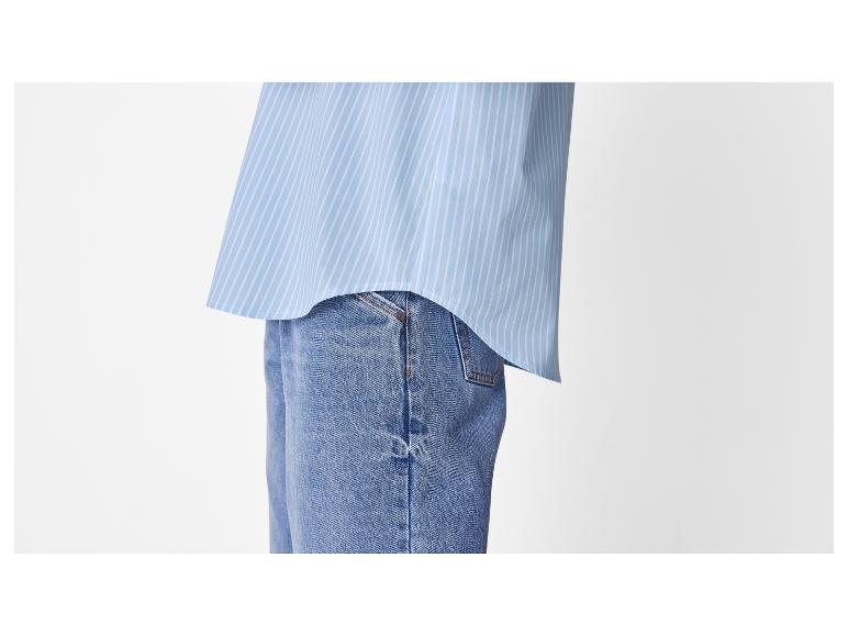 Hellblaues gestreiftes Hemd in hellblaue Jeans gesteckt.