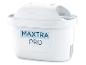 Weißer Wasserfilter mit blauem „MAXTRA PRO“-Schriftzug.