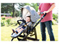 Ein Baby in einem Graco-Kinderwagen im Park.
