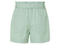 Mintgrüne Shorts mit Gürtel.