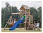 Kinder spielen auf einem Holzschaukelset mit blauer Rutsche in einem Park.