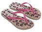 Beige Flip-Flops mit rosa Riemen und Leopardenmuster, mit „COPACABANA“-Schriftzug.