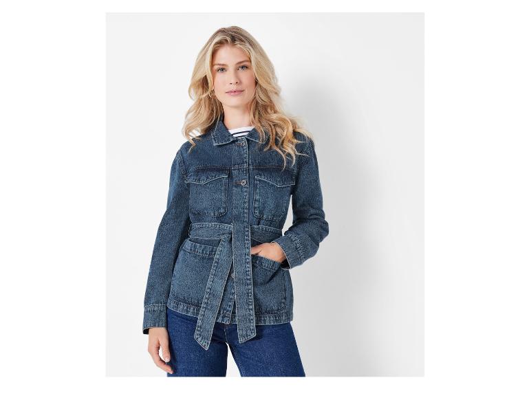 Eine Frau trägt eine blaue Jeansjacke mit Gürtel.