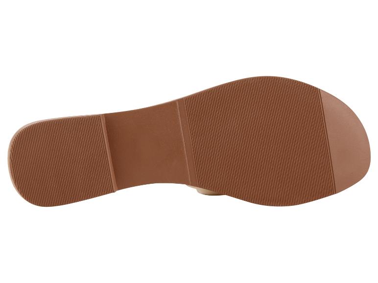 Sohlen von flachen Sandalen, beige Farbe.
