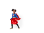 Mädchen als Supergirl verkleidet, mit rotem Rock und blauem Oberteil mit Superman-Logo.