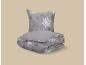 Graue Winterbettwäsche mit Schneeflockenmuster, bestehend aus Kissen und gefalteter Bettdecke.