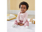 Baby in rosa Langarmshirt und Hose mit Blumenmuster.