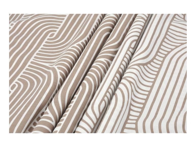 Nahaufnahme eines beige-weiß gestreiften Stoffes mit Wellenmuster.