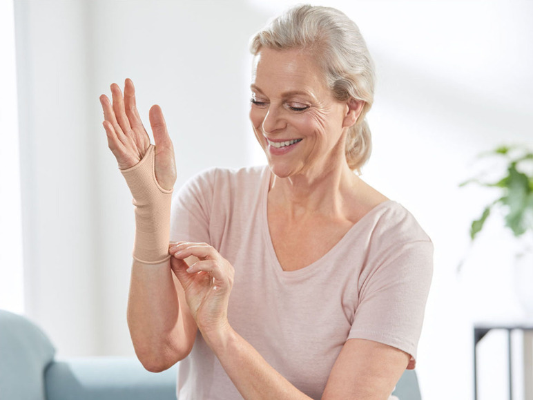 Eine Frau trägt eine Handgelenkstütze.