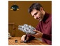 Ein Mann hält einen LEGO Star Wars Millennium Falcon.
