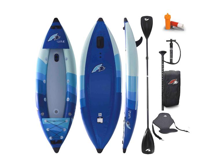 Blau-weißes aufblasbares Stand-Up-Paddleboard mit Paddel, Pumpe und Zubehör.