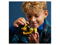 Ein Kind spielt mit einem gelben LEGO Technic Bulldozer.