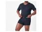 Mann in dunkelblauem V-Ausschnitt-T-Shirt und Boxershorts
