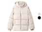 Beige Pufferjacke mit Kapuze und Reißverschluss.