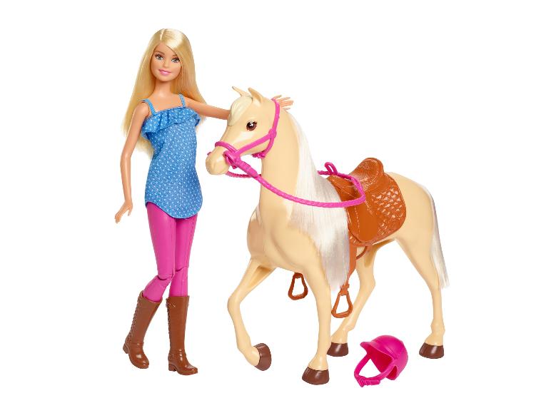 Blonde Barbie-Puppe in Pink und Blau, neben einem beigen Pferd mit Sattel.
