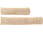 Zwei beige elastische Bandagen oder Verbände auf schwarzem Hintergrund.