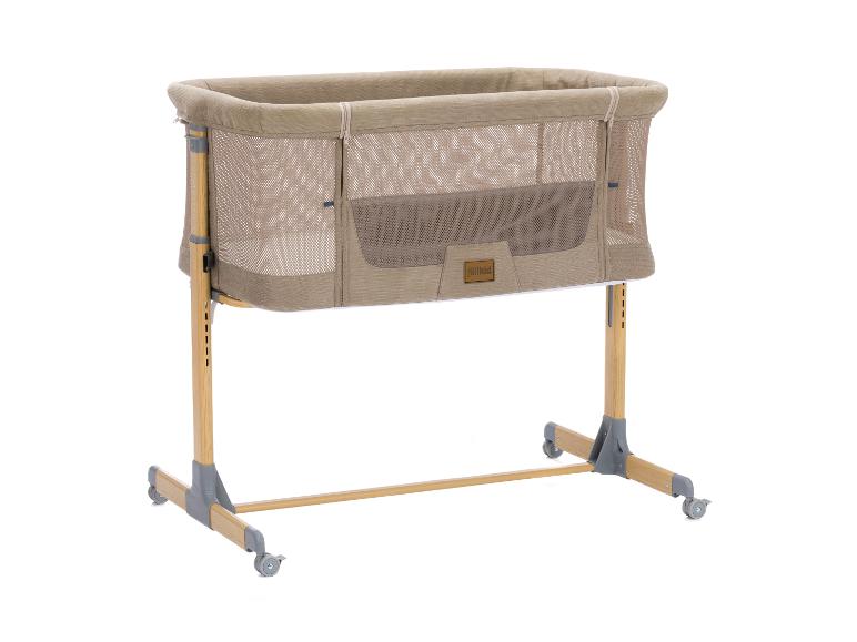 Fillikid beiges Babybett mit Netzseiten und Holzrahmen auf Rollen.