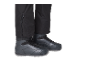 Schwarze Hose mit Reißverschlüssen und schwarze Schuhe