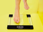 Ein Fuß auf einer digitalen Waage von SilverCrest.