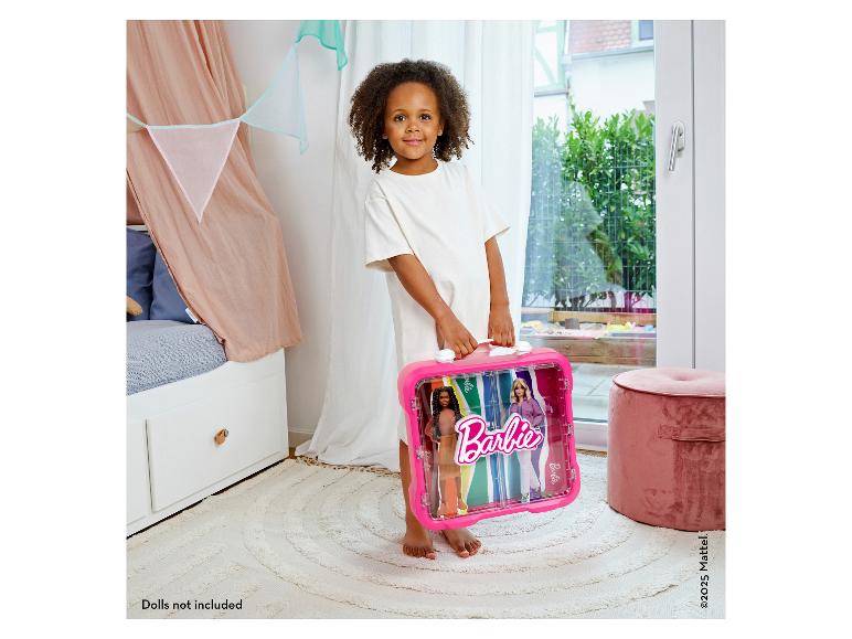Kind hält den Barbie-Vitrinenkoffer von KLEIN in seinem Zimmer.