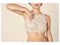 Frau in beigem geripptem Tanktop und Sport-BH