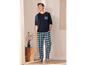 Mann in blauem Pyjama mit karierter Hose.