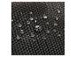 Wassertropfen auf einer schwarzen, verwobenen Stoffoberfläche.