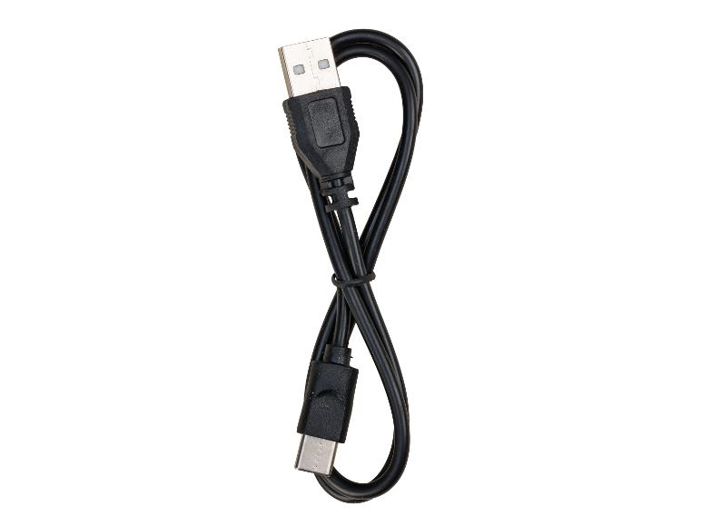 Schwarzes USB-A zu USB-C Ladekabel, zu einer Acht geformt, auf weißem Hintergrund.