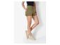 Kaki Shorts und beige Espadrilles für Damen.