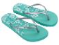 Türkise Flip-Flops mit Blumenmuster und „Copacabana“-Schriftzug.