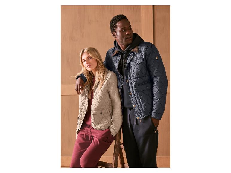 Mann und Frau in Steppjacken und Jogginghosen.