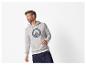 Mann in grauem Hoodie mit „Ocean is calling“-Aufdruck und dunkler Jeans