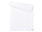 Eine weiße Bettdecke mit gesteppter, rautenförmiger Struktur.