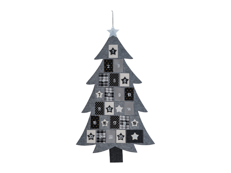 Adventskalender aus grauem Filz in Tannenbaumform mit schwarz-weiß nummerierten Taschen.