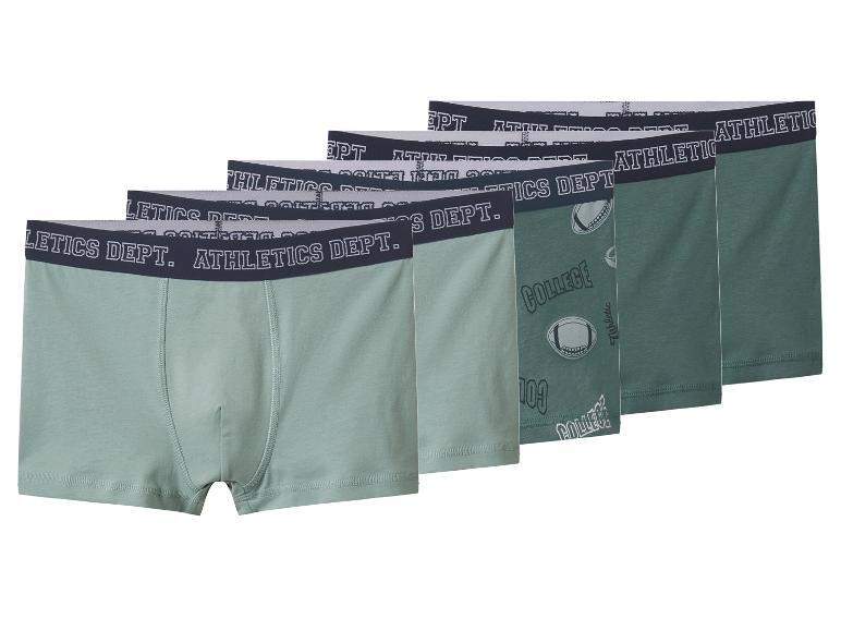 Set aus fünf Herren-Boxershorts in Grüntönen, mit sportlichen Aufdrucken und Text.